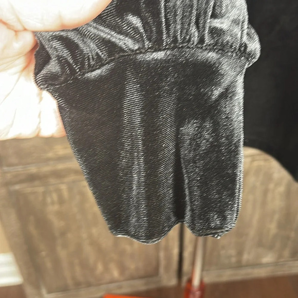 TOP
Embellished Bow Cozy Velour Top Sz L - Picture 4 of 12